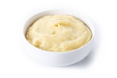 Basit bir seramik kasede servis edilen kremalı patates püresi. Klasik ev yapımı meze, beyaz arka planda izole edilmiş, yemek ve tatil stoku fotoğrafçılığı için mükemmel..
