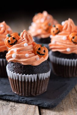 Cadılar Bayramı çörekleri ve ahşap masaya serpiştirilmiş