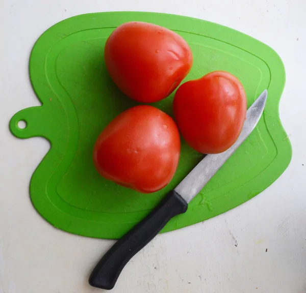 Üç domates Doğrama tahtası.