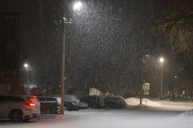 Geceleri sokaklar şehre kar fırtınası.