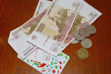 Masanın üzerine Rus parası.
