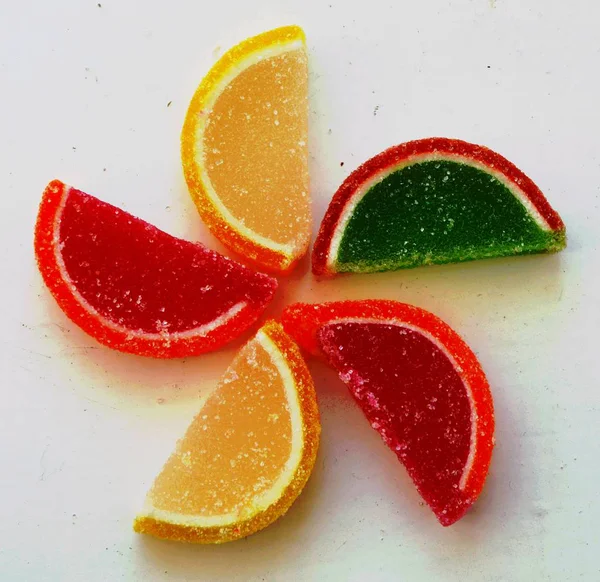 marmelat dilimler assorti ışık arka plan üzerinde.