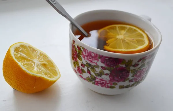 光の背景にレモンとお茶 — ストック写真
