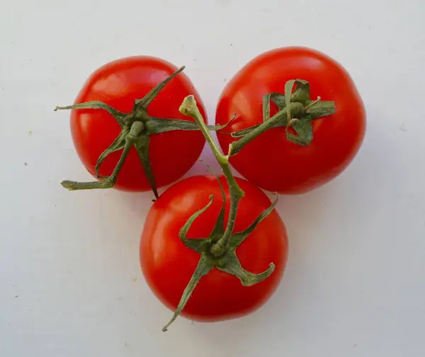 Açık arkaplanda üç domates.