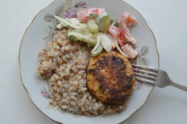 bir Chop ızgara yulaf püresi ve salata ile kahvaltı.