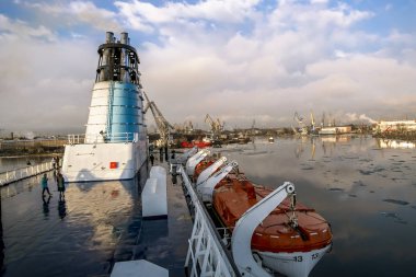 Saint-Petersburg.Russia.6 Nisan 2018.View vinçler ve gemi içinde deniz kargo port St. Petersburg feribot güverteden