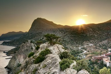 Crimea. Ukrayna. 26 Ağustos 2011. Dağ ve sahil Kırım'da Sudak batımında görünümü
