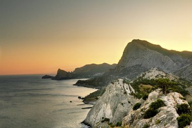 Crimea. Ukrayna. 26 Ağustos 2011. Dağ ve sahil Kırım'da Sudak batımında görünümü
