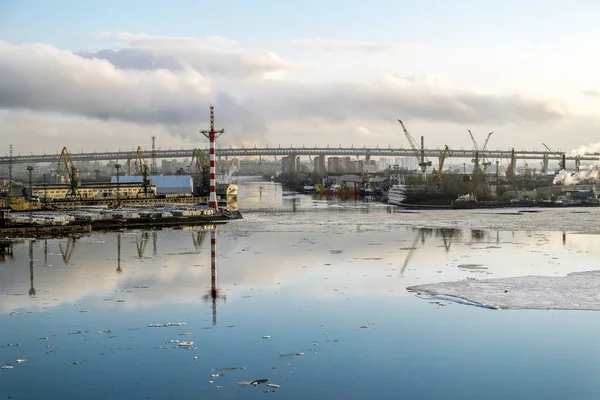 Saint Pétersbourg Russie Avril 2018 Grues Navires Dans Port Marchandises — Photo