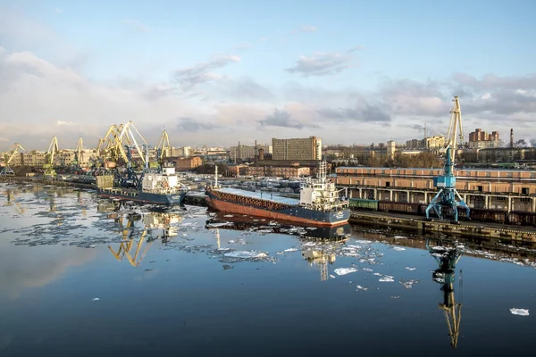 圣彼得堡 俄罗斯 2018年4月6日 圣彼得堡海运货物港的起重机和船舶 — 图库照片
