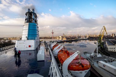 Saint-Petersburg.Russia.6 Nisan 2018.View vinçler ve gemi içinde deniz kargo port St. Petersburg feribot güverteden