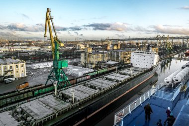 Saint-Petersburg.Russia.6 Nisan 2018.View vinçler ve gemi içinde deniz kargo port St. Petersburg feribot güverteden