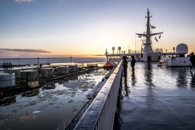 Petersburg'a günbatımı feribot güverteden denize bağlantı noktasından Saint-Petersburg.Russia.6 Nisan 2018.Exit