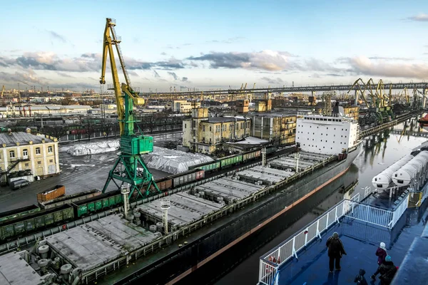 Saint-Petersburg.Russia.6 Nisan 2018.View vinçler ve gemi içinde deniz kargo port St. Petersburg feribot güverteden