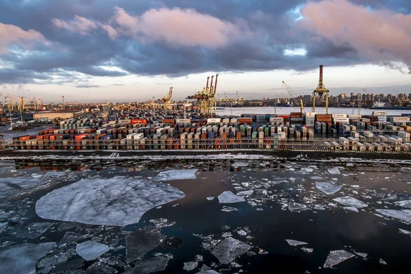 圣彼得堡 俄罗斯 2018年4月6日 圣彼得堡海运货物港的起重机和船舶 — 图库照片