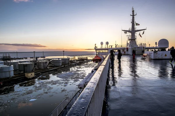 Petersburg'a günbatımı feribot güverteden denize bağlantı noktasından Saint-Petersburg.Russia.6 Nisan 2018.Exit