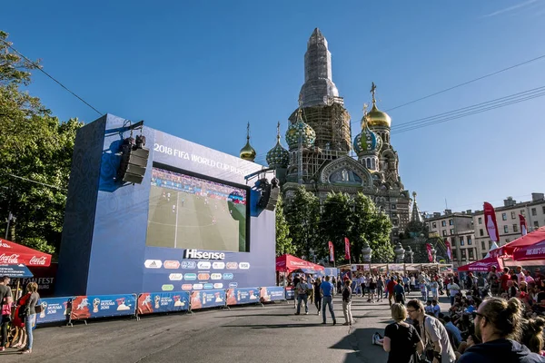 Saint-Petersburg.Russia.June 26, 2018.Football fanlar ve St Petersburg FIFA Festivali'nde seyirci