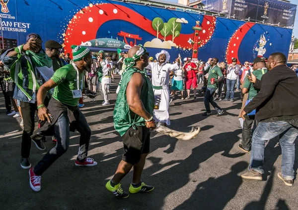 Saint-Petersburg.Russia.June 26, 2018.Nigerian futbol taraftarları St. Petersburg FIFA Festivali