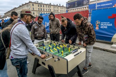 Saint-Petersburg.Russia.June 30, 2018.Football fanlar, Saint-Petersburg FIFA Festivali'nde langırt oynamak