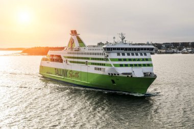 Helsinki. Finland.April 7, 2018.View Helsinki Batı terminalde günbatımında gelen feribot.