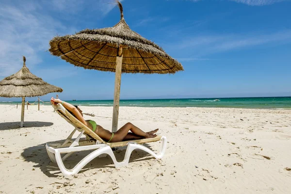 Girl Bikini Sunbathing Deckchair Umbrella Beach Sea — Stock Photo, Image