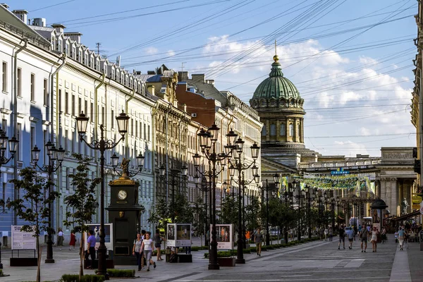 Petersburg Russia 2018年 マラヤ Konushennaya ストリートとサンクト ペテルブルクのカザン聖堂で表示します — ストック写真