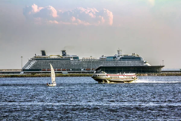 サンクトペテルブルクの配布チャネルの船のサン Petersburg Russia 2018 View — ストック写真