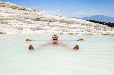 Pamukkale. Turkey.June 7, 2018.A adam termal kaynakları ve Traverten Pamukkale Havuzda yüzüyor.
