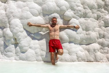 Pamukkale. Turkey.June 7, termal kaynakları ve Pamukkale Travertenleri poz 2018.Man