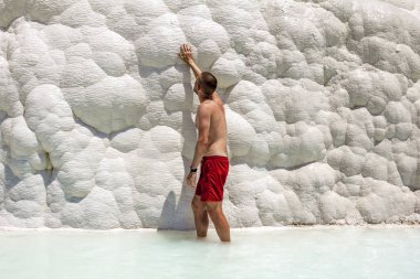 Pamukkale. Turkey.June 7, termal kaynakları ve Pamukkale Travertenleri poz 2018.Man