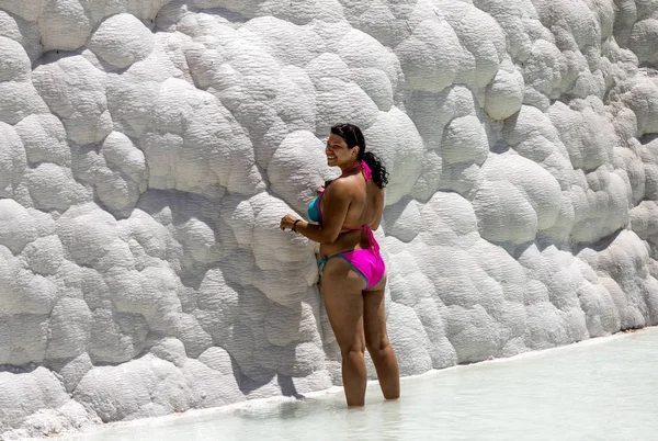 Pamukkale Turkey June Termal Kaynakları Pamukkale Travertenleri Poz 2018 Girl — Stok fotoğraf