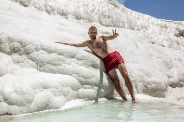 Pamukkale. Turkey.June 7, termal kaynakları ve Pamukkale Travertenleri poz 2018.Man