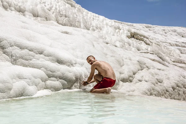 Pamukkale Turkey June 2018 Man Posing Thermal Springs Travertines Pamukkale — Stock Photo, Image