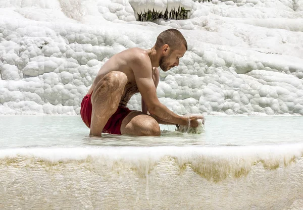 Pamukkale Turkey June 2018 Man Posing Thermal Springs Travertines Pamukkale — Stock Photo, Image