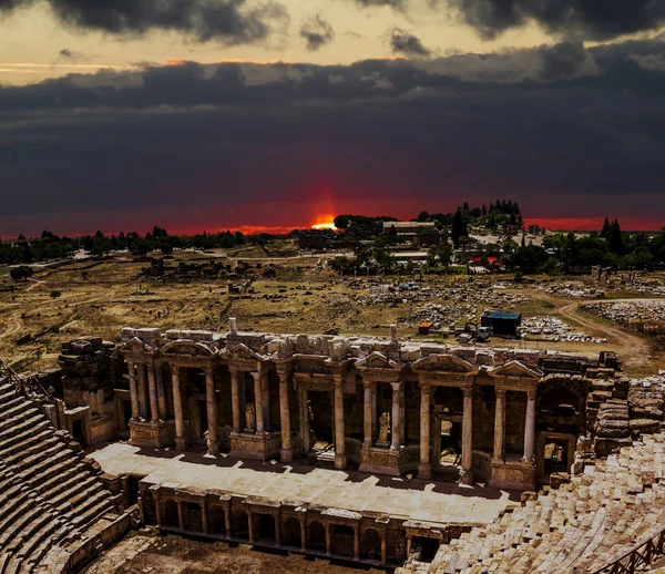 Pamukkale Turkey June 2018 View Hierapolis Antik Şehir Batımında Kalıntıları — Stok fotoğraf