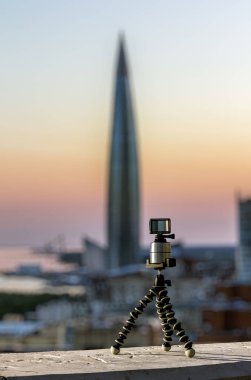 Şehir ve skycraper, renkli panoraması ile video çekim kamera üçayağa monte