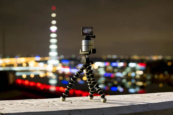 Kamera Sportowa Strzelectwo Wideo Kolorowe Panorama Miasta Zamocowanym Statywie — Zdjęcie stockowe