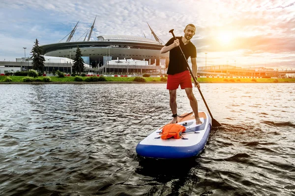 San Petersburgo Rusia Agosto 2018 Hombre Montando Una Tabla Sup — Foto de Stock