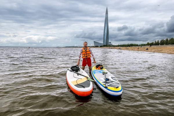 Petersburg Russia August 2018 Sup パドルボード サンクトペテルブルクの Lakhta の高層ビルの反対側のフィンランド湾の水の上に立っています — ストック写真