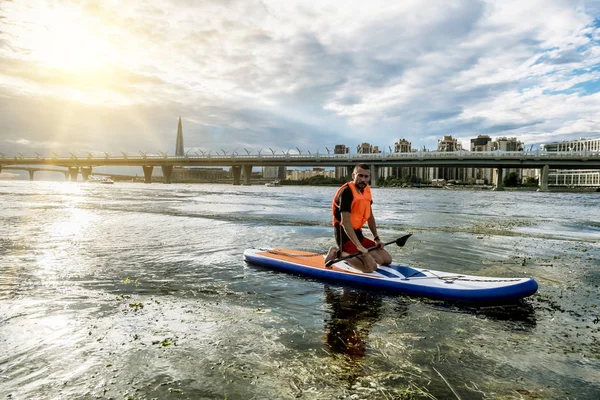San Petersburgo Rusia Agosto 2018 Hombre Flota Tabla Sup Paddle —  Fotos de Stock