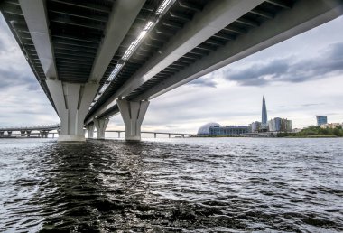 Saint-Petersburg.Russia.August 11, köprünün altından su 2018.View Lakhta St. Petersburg gökdelen çevre yolu interchanges.