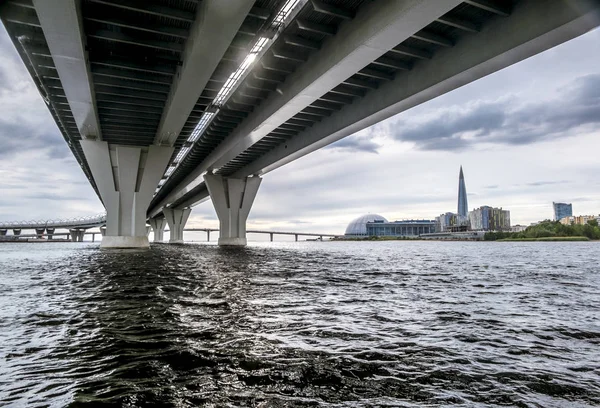 Petersburg Russia August 2018 View 橋の下から水からインターチェンジ サンクトペテルブルクの Lakhta の高層ビルへの環状道路 — ストック写真