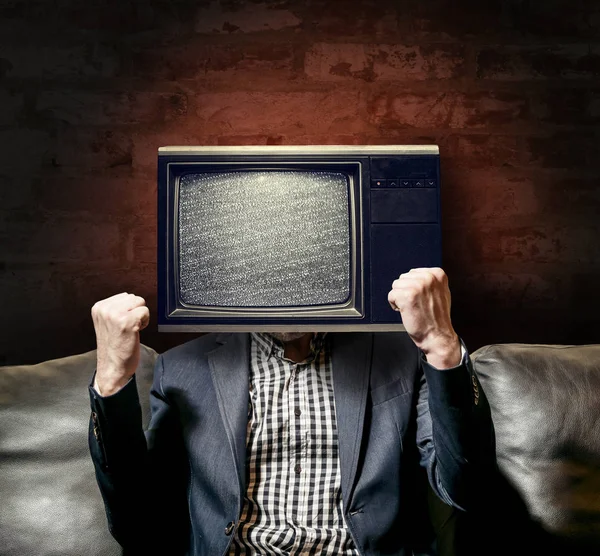 Biznesmen Garniturze Starym Telewizorze Zamiast Głowy Siedząc Kanapie — Zdjęcie stockowe