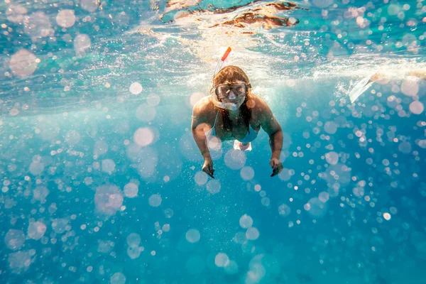 Девушка Плавает Водой Маской Голубом Море — стоковое фото