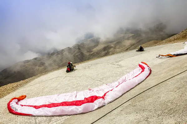 Kemer Turkey Ağustos 2013 Paraşütler Mount Tahtalı Türkiye Uçmak Hazırlanıyorlar — Stok fotoğraf