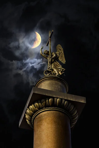 Angel on Alexander column on Palace square on the background of — Stock Photo, Image