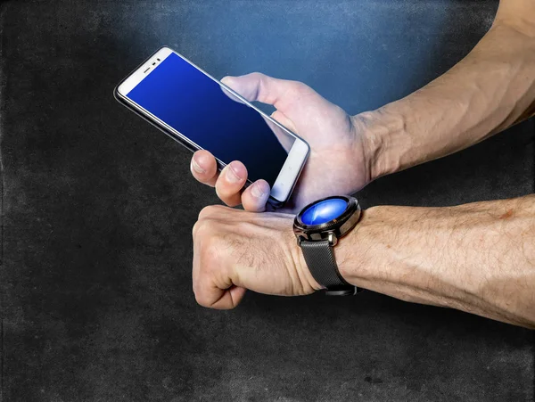 Idrottare synkroniserar din smartphone och Smart Watch på din hand — Stockfoto