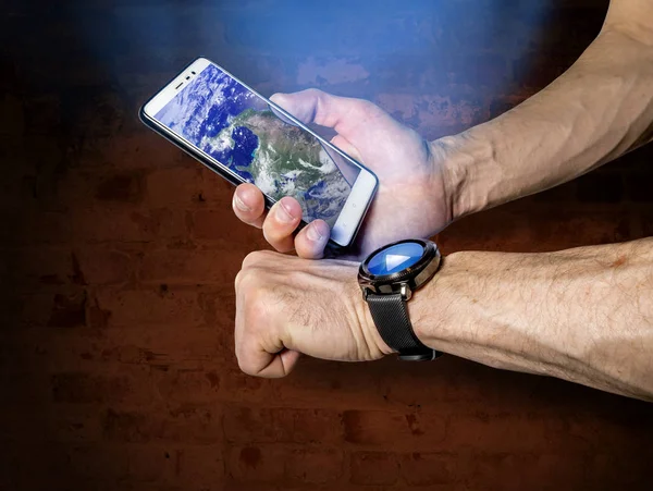 Idrottare synkroniserar din smartphone och Smart Watch på din hand — Stockfoto