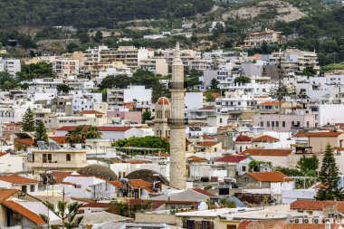 Gre'nin eski Rethymno kentinde bir caminin çatıları ve minaresi