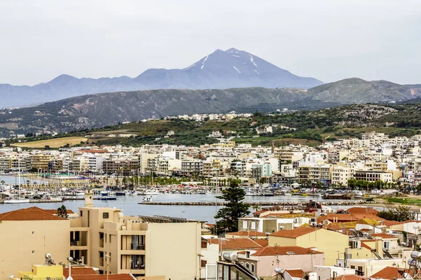 Utsikt över strandpromenaden och hus mot bergen i Rethym — Stockfoto